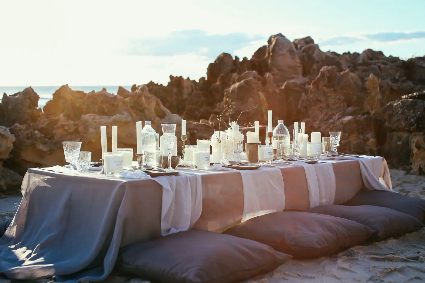 Mesa preparada frente al mar como referencia visual